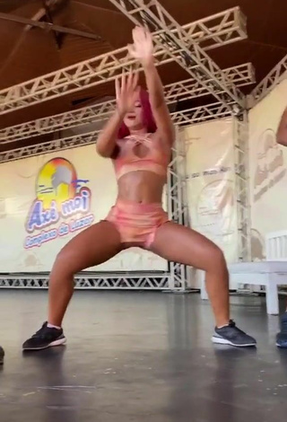 Mayca Delduque (@maycabrasil) #booty shaking  #crop top  #shorts  «❤️  Brota no bailão!!!...»