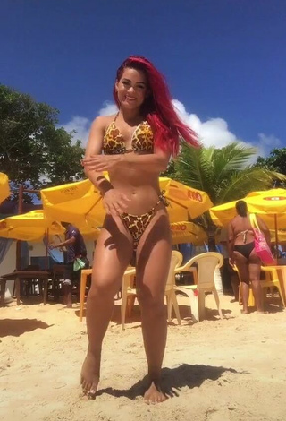 Mayca Delduque (@maycabrasil) #beach  #bikini  #booty shaking  «A reação da mulher lá atrás é a...»
