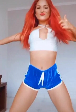 Mayca Delduque (@maycabrasil) #crop top  #white crop top  #shorts  #blue shorts  #booty shaking  «Gostei dessa versão!»