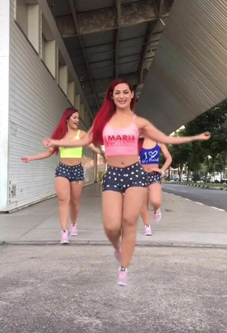 Mayca Delduque (@maycabrasil) #crop top  #shorts  #booty shaking  «Com aquele shortinho que a gente...»