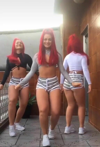 Mayca Delduque (@maycabrasil) #crop top  #booty shaking  #shorts  «Sou fã dessa música!»