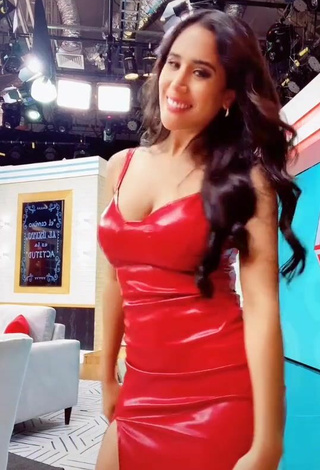 Melissa Paredes (@melissapareds) #cleavage  #dress  #red dress  «Les mando millones de besos ❤️...»