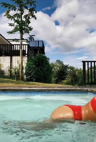 Melissa Santos (@melissasantosbu) #swimming pool  #cleavage  #bikini  #red bikini  #wet  «Te gustaría bañarte en esta...»