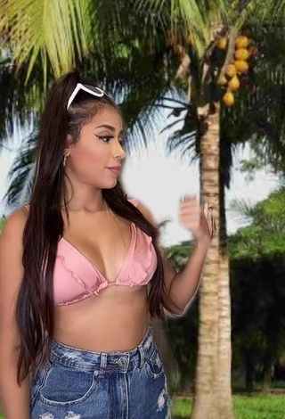 Nanda Caroll (@nandacarolll) #bikini top  #pink bikini top  #shorts  #jeans shorts  #cleavage  «Qse não sou lerda»