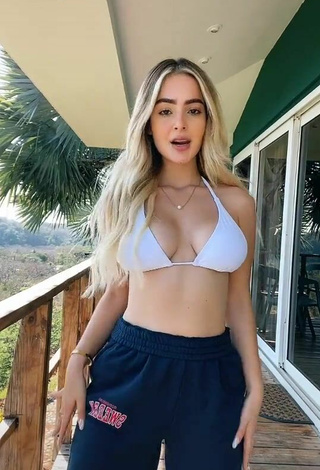 Nicolle Figueroa (@nicollefigueroaa) #balcony  #bikini top  #white bikini top  #cleavage  #booty shaking  #bouncing boobs  «Amo este mashupppp»
