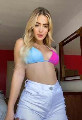 Nicolle Figueroa (@nicollefigueroaa) #bikini top  #booty shaking  #butt  #bouncing boobs  #cleavage  #shorts  #white shorts  «Perreo supremoo»