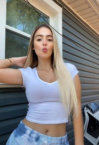 Nicolle Figueroa (@nicollefigueroaa) #crop top  #white crop top  #booty shaking  #shorts  «Amooooo este mix ✨»