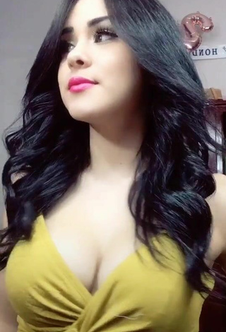 Ónice Flores (@onyfloreshn) #cleavage  #big boobs  #top  #olive top  «#AmiMegustanmayores»