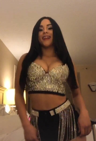 Ónice Flores (@onyfloreshn) #cleavage  #bouncing boobs  #booty shaking  #crop top  #silver crop top  #shorts  #black shorts  «¿Que es lo que más te gusta hacer?»