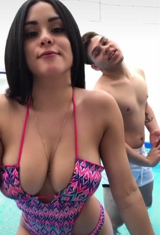Ónice Flores (@onyfloreshn) #cleavage  #big boobs  #swimsuit  #swimming pool  #bouncing boobs  «@dideyflores Feliz domingo ☺️»