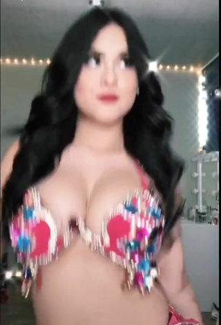 Ónice Flores (@onyfloreshn) #cleavage  #bouncing boobs  #big boobs  #bra  #belly button piercing  #sexy  «En el video anterior el audio...»