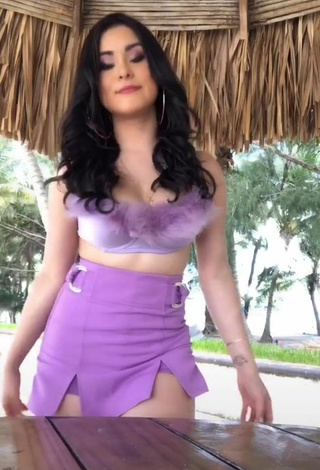 Ónice Flores (@onyfloreshn) #cleavage  #crop top  #purple crop top  #skirt  #purple skirt  «Yo la iba a grabar pero en baja...»