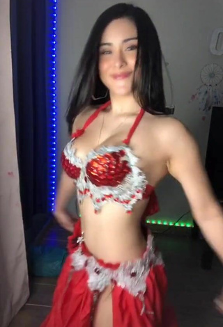 Ónice Flores (@onyfloreshn) #bra  #booty shaking  #belly dance  #skirt  #red skirt  #bouncing boobs  «#BellyDance»