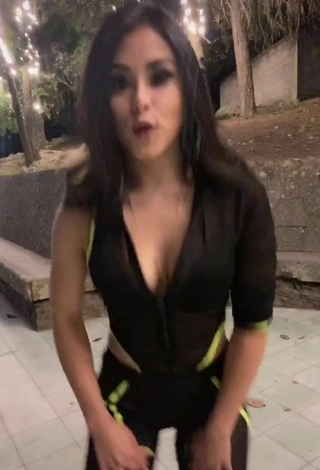 Ónice Flores (@onyfloreshn) #cleavage  #booty shaking  #sexy  #overall  «Un borrador   #ParaTi #ForYou»