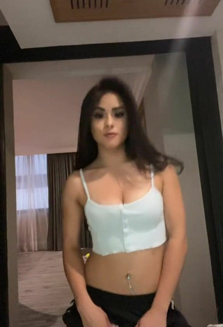 Ónice Flores (@onyfloreshn) #crop top  #blue crop top  #cleavage  #belly button piercing  #booty shaking  «#Latigazo»