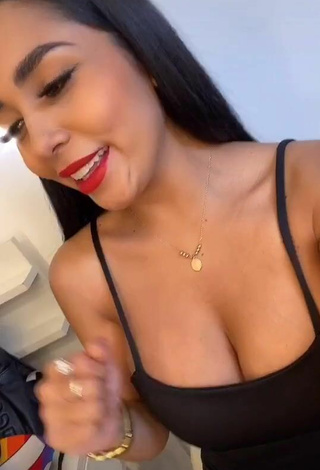 Pao Castillo (@paocastillooficial) #cleavage  #red lips  #top  #black top  «Consejo de hoy   #foryou #fyp...»
