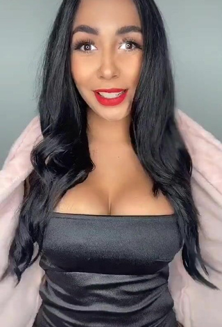 Pao Castillo (@paocastillooficial) #cleavage  #cosplay  #bodysuit  #black bodysuit  #red lips  «#transformarte #halloween2020...»