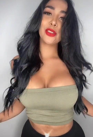 Pao Castillo (@paocastillooficial) #red lips  #cleavage  #big boobs  #tube top  #olive tube top  «salu2 #fyp #parati #foryoupage...»