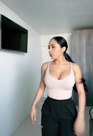 Pao Castillo (@paocastillooficial) #cleavage  #big boobs  #top  #grey top  #bouncing boobs  «Ahora si   @alfreditokomander»