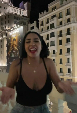 Pao Castillo (@paocastillooficial) #cleavage  #bouncing boobs  #crop top  #black crop top  #booty shaking  «Buenas noches Madrid      #fyp...»