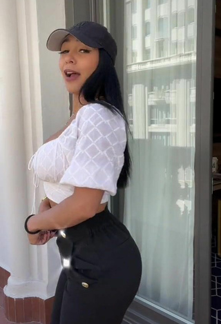 Pao Castillo (@paocastillooficial) #cleavage  #crop top  #white crop top  #bouncing boobs  #booty shaking  «#foryou #parati #trend #fyp»