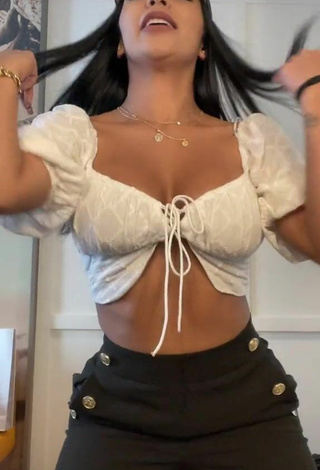 Pao Castillo (@paocastillooficial) #cleavage  #crop top  #white crop top  #booty shaking  «#fyp #parati #foryou #fyp #trend»