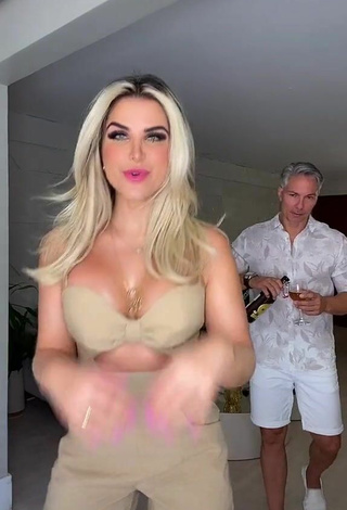 Pricylla Pedrosa (@pricyllapedrosa) #cleavage  #overall  #beige overall  #booty shaking  «E aí ? Eu ou a cachaça ?...»