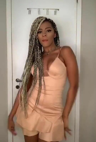 Ramana Borba (@ramanaborba) #dress  #beige dress  #bouncing boobs  #cleavage  #booty shaking  «Boa noite manxss!! Qual é o...»