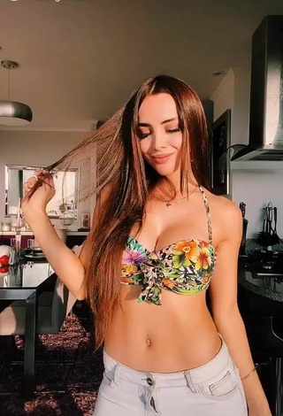 Rosángela Espinoza (@rosangelaeslo) #bikini top  #floral bikini top  #cleavage  #big boobs  #booty shaking  «✌ Los quiero ❤️. #parati»