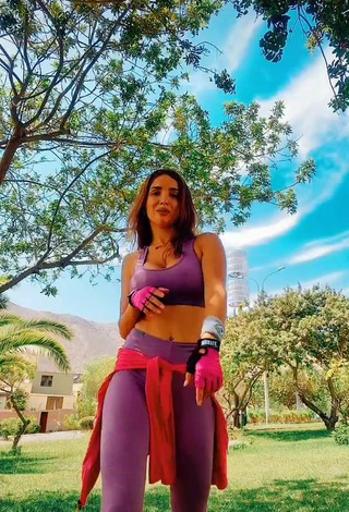 Rosángela Espinoza (@rosangelaeslo) #sport bra  #purple sport bra  #leggings  #purple leggings  #cleavage  #booty shaking  «#2 video llegaré a subir 8...»