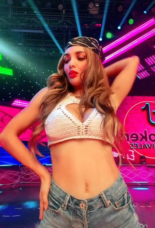 Rosángela Espinoza (@rosangelaeslo) #cleavage  #crop top  #white crop top  #shorts  #jeans shorts  #red lips  #booty shaking  «Del 1 al 10 yo te pongo un 20...»