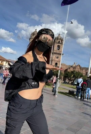 Rosángela Espinoza (@rosangelaeslo) #cleavage  #crop top  #black crop top  #pants  #black pants  #booty shaking  «Ayer estuve en la plaza de armas...»
