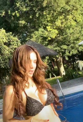Rosángela Espinoza (@rosangelaeslo) #swimming pool  #bikini  #black bikini  #booty shaking  #cleavage  «Me encanta este mix   . Cuéntame...»