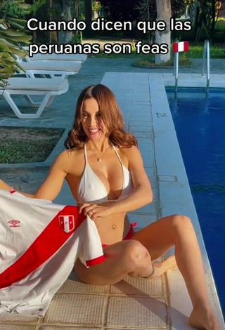 Rosángela Espinoza (@rosangelaeslo) #swimming pool  #bikini  #cleavage  #big boobs  #white bikini top  #red bikini bottom  «¿De qué país me estás viendo  ?...»