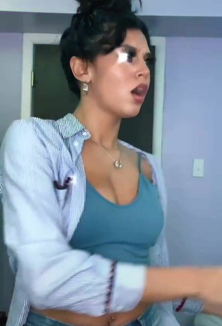 Rosee_20 (@rosee_20) #crop top  #grey crop top  #cleavage  #bouncing boobs  «idk why this is so cringy but»