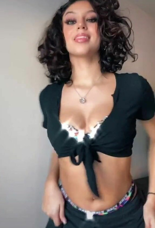 Rosee_20 (@rosee_20) #crop top  #black crop top  #cleavage  #bouncing boobs 