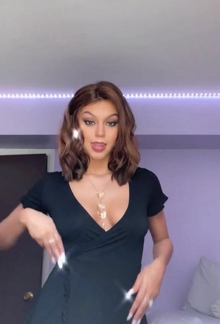 Rosee_20 (@rosee_20) #cleavage  #dress  #black dress  «here’s a pointless video»