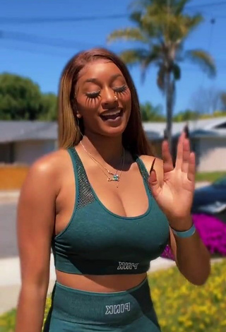 Sharan Jones (@s.h.a.r.a.n.n) #cleavage  #big boobs  #bouncing boobs  #leggings  #green sport bra  #green leggings  #sport bra  «Dc:@evan.stewartt»