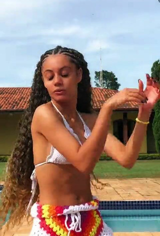 Sandra Costa (@sandracostaof) #swimming pool  #bikini top  #white bikini top  #shorts  #booty shaking  «que sol maravilhosa meu Deus,...»