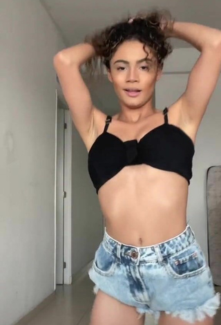 Sandra Costa (@sandracostaof) #crop top  #black crop top  #shorts  #jeans shorts  #bouncing boobs  #booty shaking  «Enquanto o cabelo seca, a gente...»