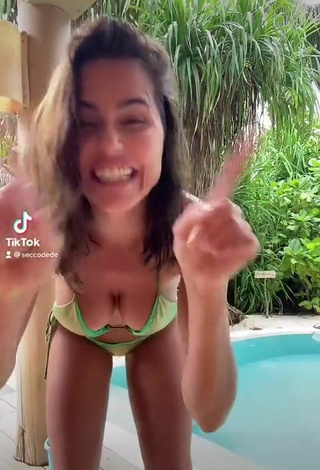 Deborah Secco (@seccodede) #swimming pool  #bikini  #green bikini  #cleavage  «#PassaLaEmCasa»