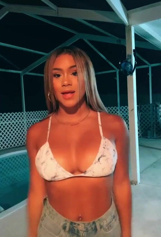 Shayla Marie (@shaylamarie_) #bikini top  #cleavage  #bouncing boobs  #shorts  #jeans shorts  «i can’t dance but oh well ( tag...»