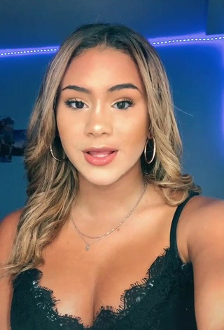 Shayla Marie (@shaylamarie_) #cleavage  #top  #black top  «q&a»