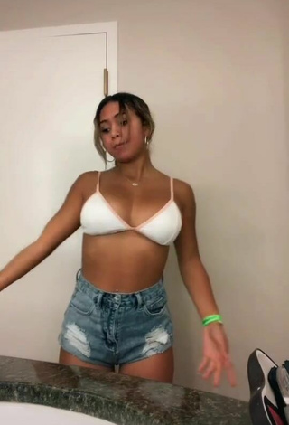 Shayla Marie (@shaylamarie_) #cleavage  #shorts  #jeans shorts  #bikini top  #white bikini top  #booty shaking  #bouncing boobs  «hey lol»