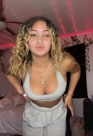 Shayla Marie (@shaylamarie_) #cleavage  #sport bra  #grey sport bra  #bouncing boobs  #booty shaking  «my minis»