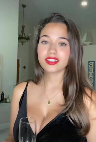 Sofia Gomez (@sofiiiiagomez) #red lips  #cleavage  #big boobs  #sexy  «Tink!»