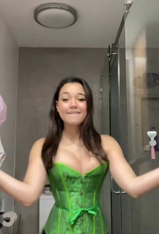 Sofia Gomez (@sofiiiiagomez) #cleavage  #corset  #green corset  #bouncing boobs  «Okay it’s not easy to dance in a...»