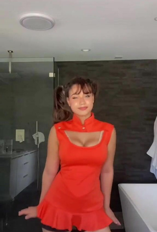 Sofia Gomez (@sofiiiiagomez) #cleavage  #bouncing boobs  #big boobs  #dress  #orange dress  «I don’t normally do dances but...»