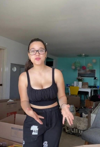 Sofia Gomez (@sofiiiiagomez) #cleavage  #big boobs  #bouncing boobs  #crop top  #black crop top 