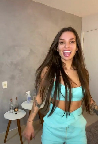 Stéfani Bays (@stefanibays) #crop top  #blue crop top  #cleavage  #bouncing boobs  «#viroteloco»